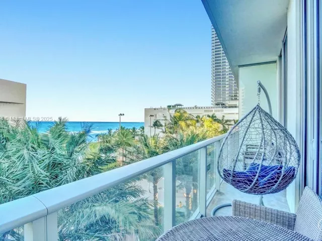 1-bedroom condo for sale in Hollywood - 4111 S Ocean Drive 304 - MondialRealty