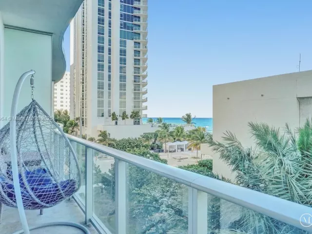 1-bedroom condo for sale in Hollywood - 4111 S Ocean Drive 304 - MondialRealty
