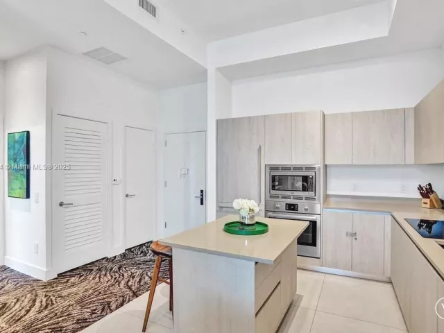 1-bedroom condo for sale in Hollywood - 4111 S Ocean Drive 304 - MondialRealty