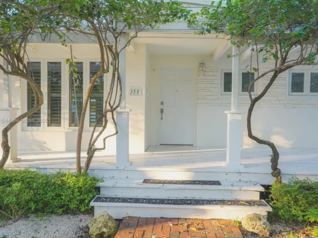 3-bedroom home for sale in Key Biscayne - 355 Redwood Ln - MondialRealty