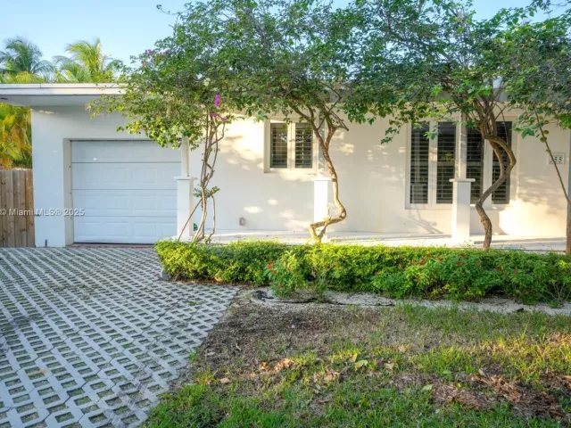 3-bedroom home for sale in Key Biscayne - 355 Redwood Ln - MondialRealty