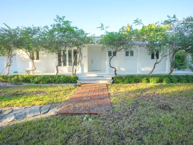 3-bedroom home for sale in Key Biscayne - 355 Redwood Ln - MondialRealty