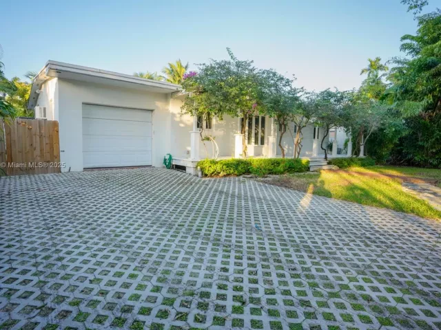 3-bedroom home for sale in Key Biscayne - 355 Redwood Ln - MondialRealty