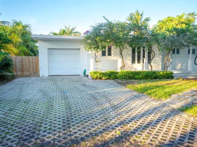 3-bedroom home for sale in Key Biscayne - 355 Redwood Ln - MondialRealty