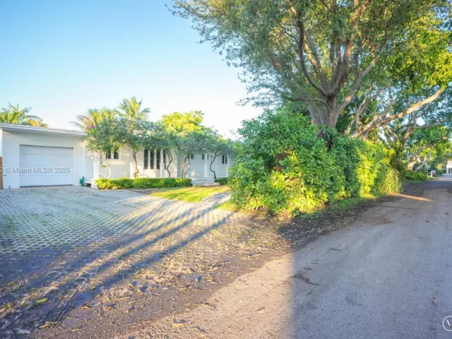 3-bedroom home for sale in Key Biscayne - 355 Redwood Ln - MondialRealty