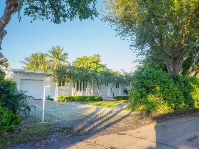 3-bedroom home for sale in Key Biscayne - 355 Redwood Ln - MondialRealty