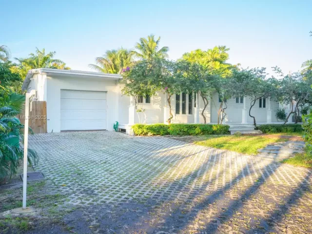 3-bedroom home for sale in Key Biscayne - 355 Redwood Ln - MondialRealty