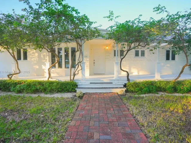 3-bedroom home for sale in Key Biscayne - 355 Redwood Ln - MondialRealty