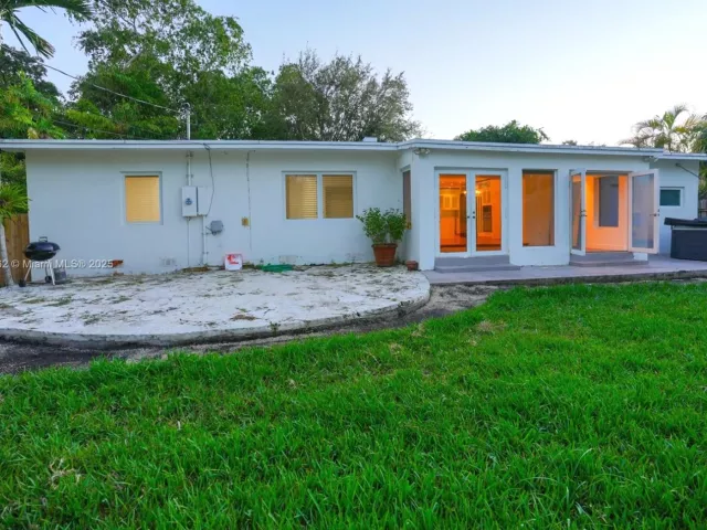 3-bedroom home for sale in Key Biscayne - 355 Redwood Ln - MondialRealty