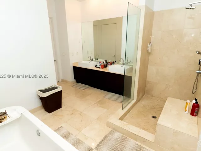 3-bedroom home for rent in Sunny Isles Beach - 150 Sunny Isles Blvd 1-TH403 - MondialRealty