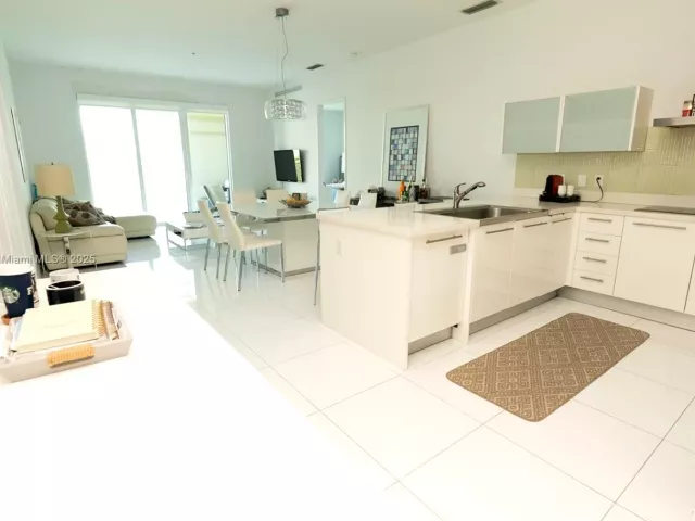 3-bedroom home for rent in Sunny Isles Beach - 150 Sunny Isles Blvd 1-TH403 - MondialRealty