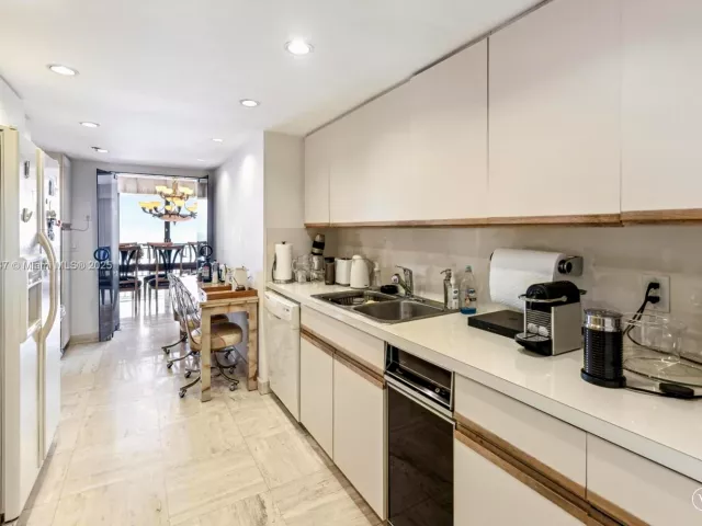 3-bedroom condo for rent in Bal Harbour - 10175 Collins Ave 1202 - MondialRealty