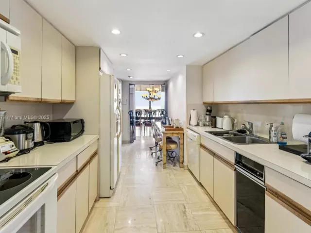 3-bedroom condo for rent in Bal Harbour - 10175 Collins Ave 1202 - MondialRealty