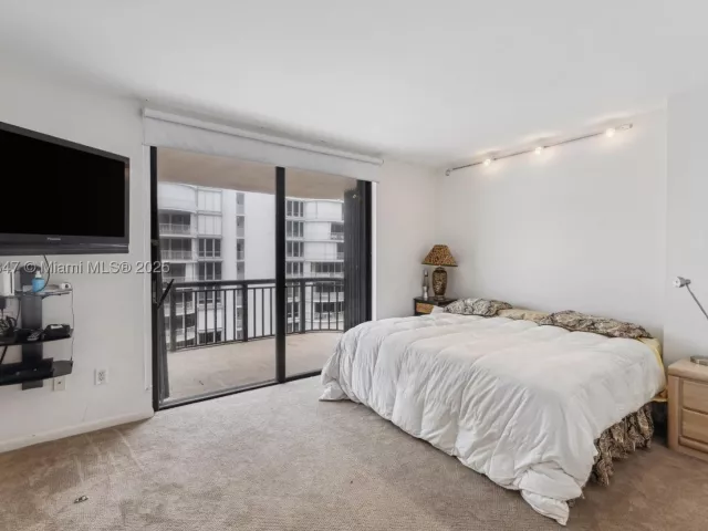 3-bedroom condo for rent in Bal Harbour - 10175 Collins Ave 1202 - MondialRealty