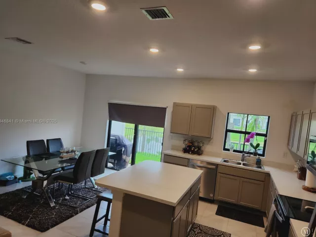 3-bedroom home for rent in Pompano Beach - 880 NW 3rd Way 880 - MondialRealty