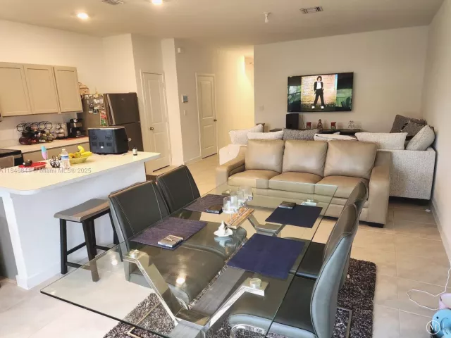 3-bedroom home for rent in Pompano Beach - 880 NW 3rd Way 880 - MondialRealty