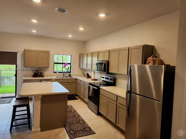 3-bedroom home for rent in Pompano Beach - 880 NW 3rd Way 880 - MondialRealty