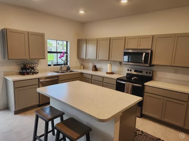 3-bedroom home for rent in Pompano Beach - 880 NW 3rd Way 880 - MondialRealty