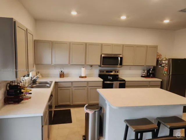 3-bedroom home for rent in Pompano Beach - 880 NW 3rd Way 880 - MondialRealty