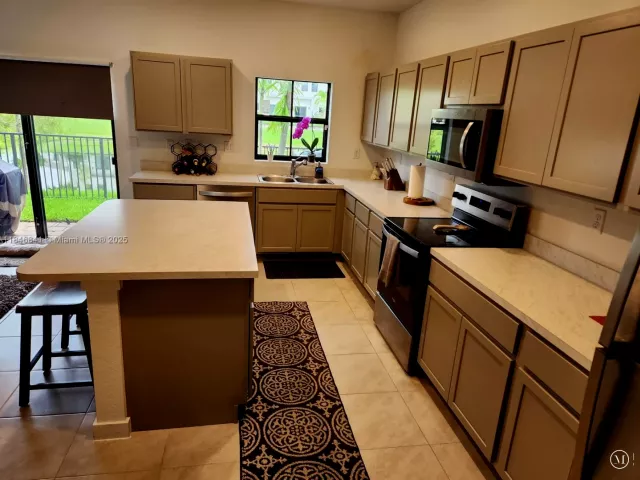 3-bedroom home for rent in Pompano Beach - 880 NW 3rd Way 880 - MondialRealty