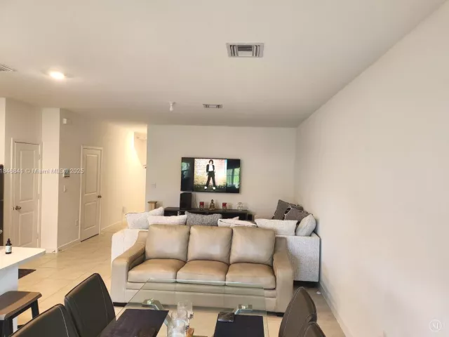 3-bedroom home for rent in Pompano Beach - 880 NW 3rd Way 880 - MondialRealty