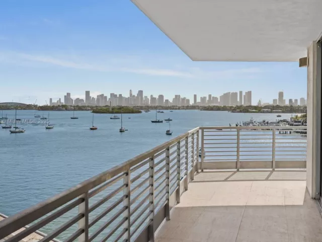 3-bedroom condo for sale in Miami Beach - 1445 16th St 602 - MondialRealty