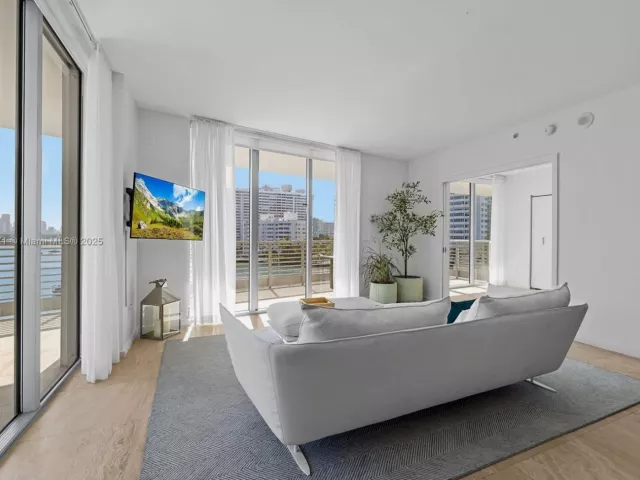 3-bedroom condo for sale in Miami Beach - 1445 16th St 602 - MondialRealty