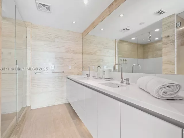 3-bedroom condo for sale in Miami Beach - 1445 16th St 602 - MondialRealty