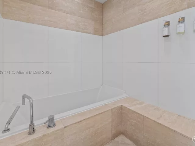 3-bedroom condo for sale in Miami Beach - 1445 16th St 602 - MondialRealty