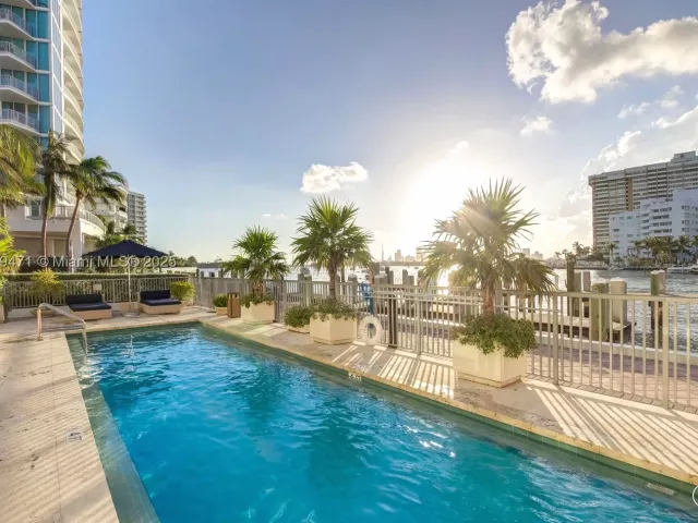 3-bedroom condo for sale in Miami Beach - 1445 16th St 602 - MondialRealty