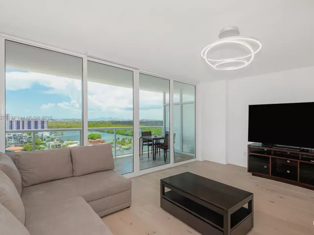 3-bedroom condo for sale in Sunny Isles Beach - 400 Sunny Isles Blvd 1819 ONE LEVEL - MondialRealty