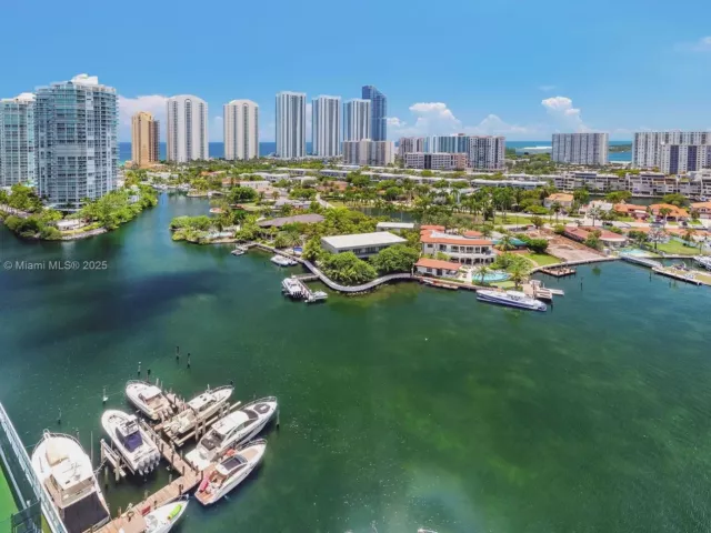 3-bedroom condo for sale in Sunny Isles Beach - 400 Sunny Isles Blvd 1819 ONE LEVEL - MondialRealty