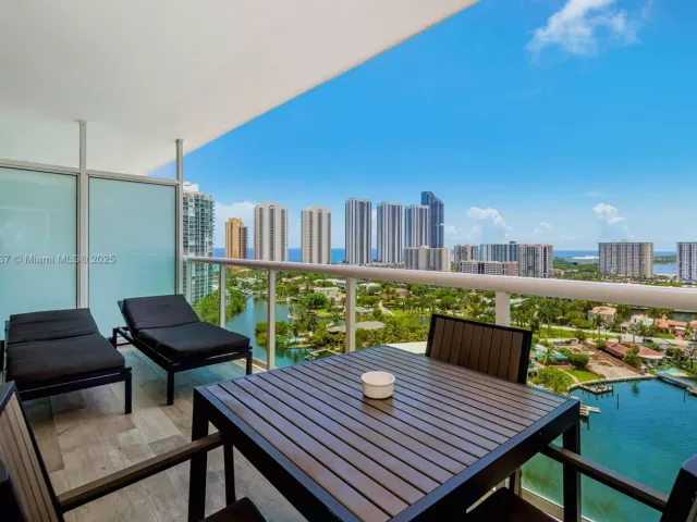3-bedroom condo for sale in Sunny Isles Beach - 400 Sunny Isles Blvd 1819 ONE LEVEL - MondialRealty