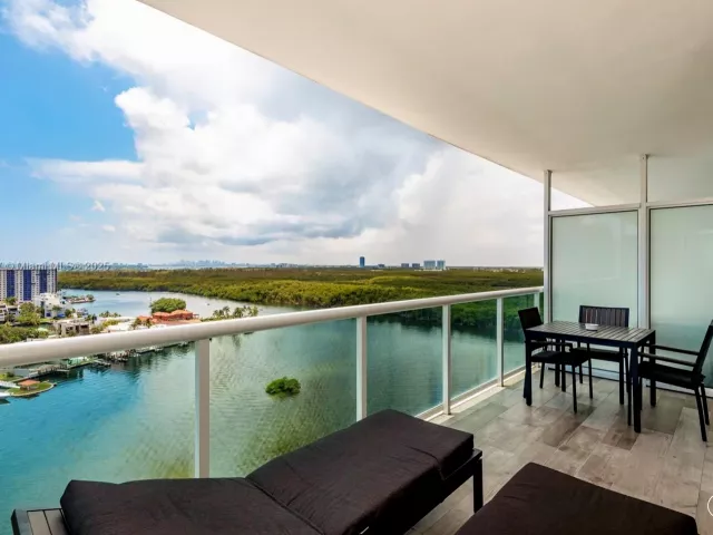 3-bedroom condo for sale in Sunny Isles Beach - 400 Sunny Isles Blvd 1819 ONE LEVEL - MondialRealty