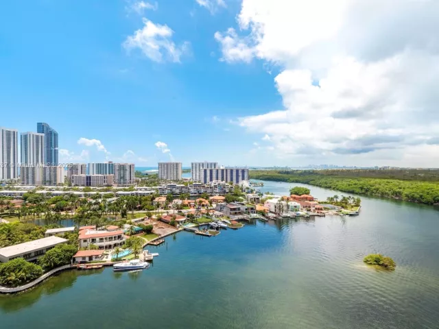 3-bedroom condo for sale in Sunny Isles Beach - 400 Sunny Isles Blvd 1819 ONE LEVEL - MondialRealty