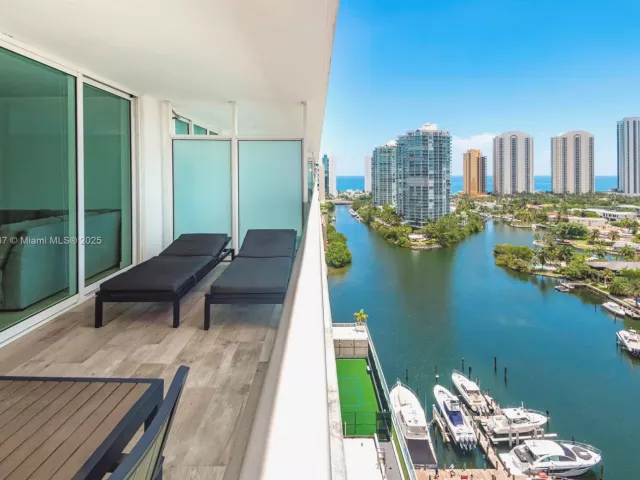3-bedroom condo for sale in Sunny Isles Beach - 400 Sunny Isles Blvd 1819 ONE LEVEL - MondialRealty
