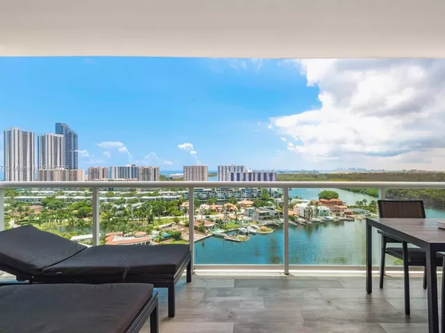 3-bedroom condo for sale in Sunny Isles Beach - 400 Sunny Isles Blvd 1819 ONE LEVEL - MondialRealty