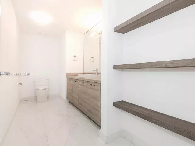 3-bedroom condo for sale in Sunny Isles Beach - 400 Sunny Isles Blvd 1819 ONE LEVEL - MondialRealty