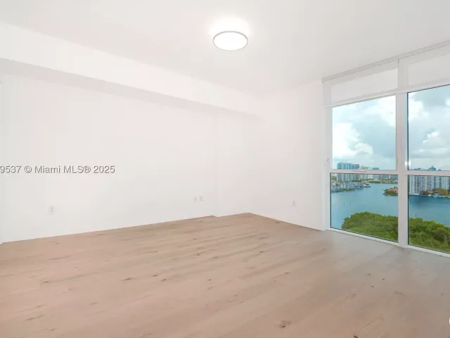 3-bedroom condo for sale in Sunny Isles Beach - 400 Sunny Isles Blvd 1819 ONE LEVEL - MondialRealty