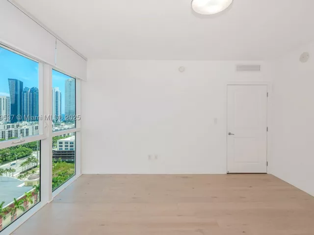 3-bedroom condo for sale in Sunny Isles Beach - 400 Sunny Isles Blvd 1819 ONE LEVEL - MondialRealty