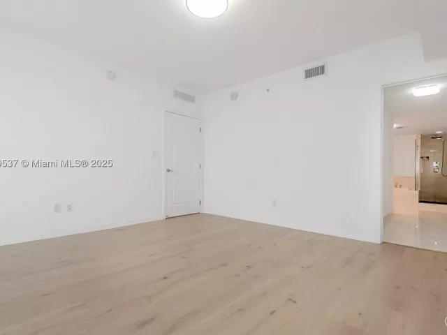 3-bedroom condo for sale in Sunny Isles Beach - 400 Sunny Isles Blvd 1819 ONE LEVEL - MondialRealty