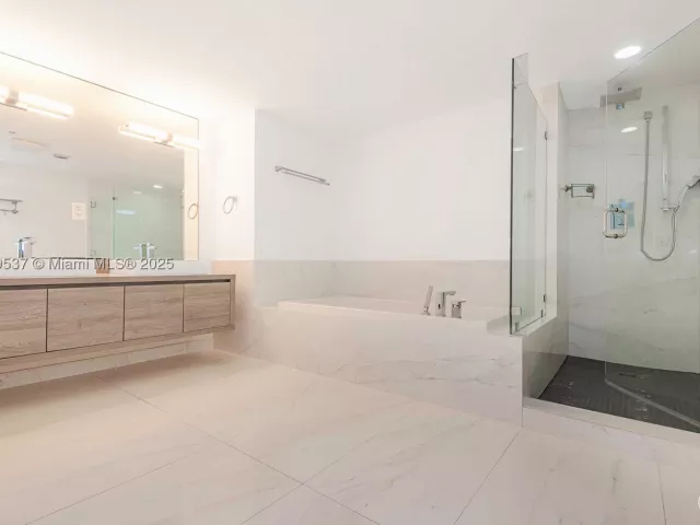 3-bedroom condo for sale in Sunny Isles Beach - 400 Sunny Isles Blvd 1819 ONE LEVEL - MondialRealty