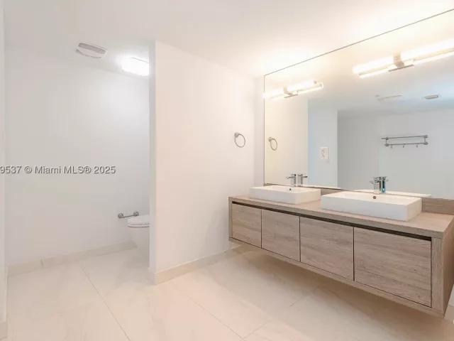 3-bedroom condo for sale in Sunny Isles Beach - 400 Sunny Isles Blvd 1819 ONE LEVEL - MondialRealty