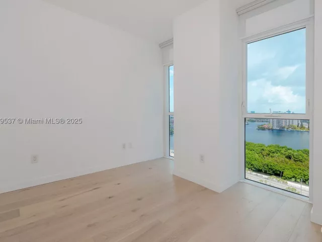 3-bedroom condo for sale in Sunny Isles Beach - 400 Sunny Isles Blvd 1819 ONE LEVEL - MondialRealty