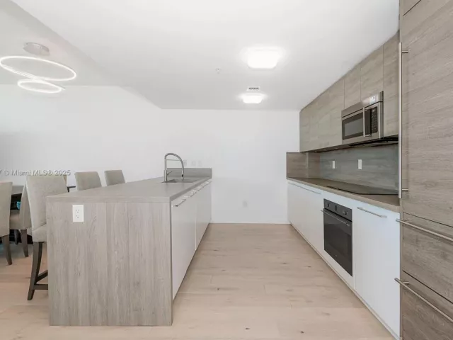 3-bedroom condo for sale in Sunny Isles Beach - 400 Sunny Isles Blvd 1819 ONE LEVEL - MondialRealty