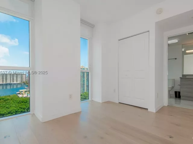 3-bedroom condo for sale in Sunny Isles Beach - 400 Sunny Isles Blvd 1819 ONE LEVEL - MondialRealty