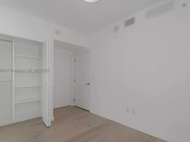 3-bedroom condo for sale in Sunny Isles Beach - 400 Sunny Isles Blvd 1819 ONE LEVEL - MondialRealty