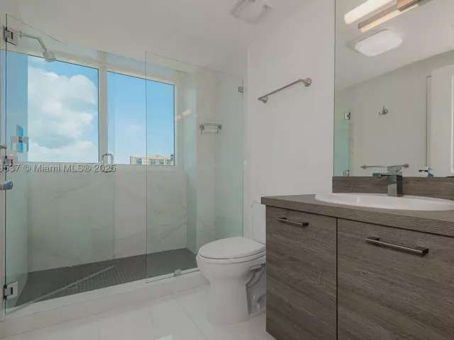 3-bedroom condo for sale in Sunny Isles Beach - 400 Sunny Isles Blvd 1819 ONE LEVEL - MondialRealty