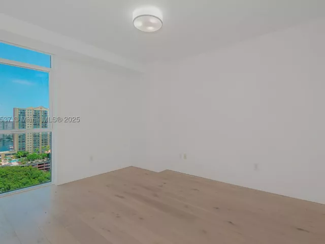 3-bedroom condo for sale in Sunny Isles Beach - 400 Sunny Isles Blvd 1819 ONE LEVEL - MondialRealty