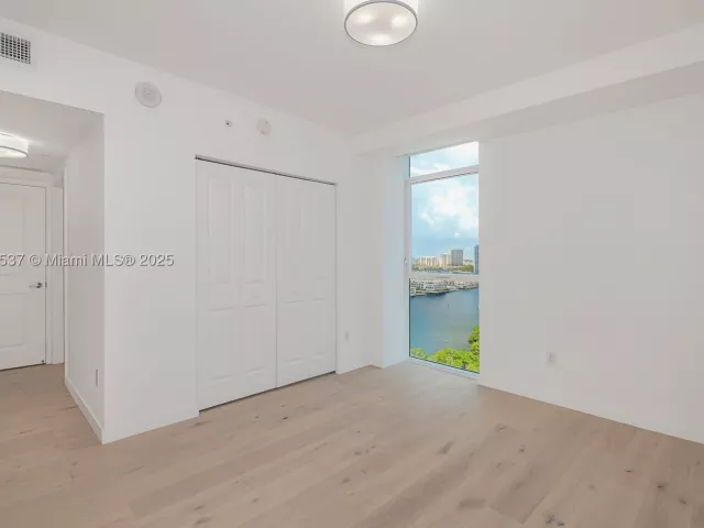 3-bedroom condo for sale in Sunny Isles Beach - 400 Sunny Isles Blvd 1819 ONE LEVEL - MondialRealty